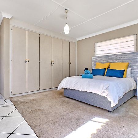 Large 1 Bedroom Cottage, 15 Min From Or Tambo Airport, With Backup Power And Water Germiston Eksteriør billede