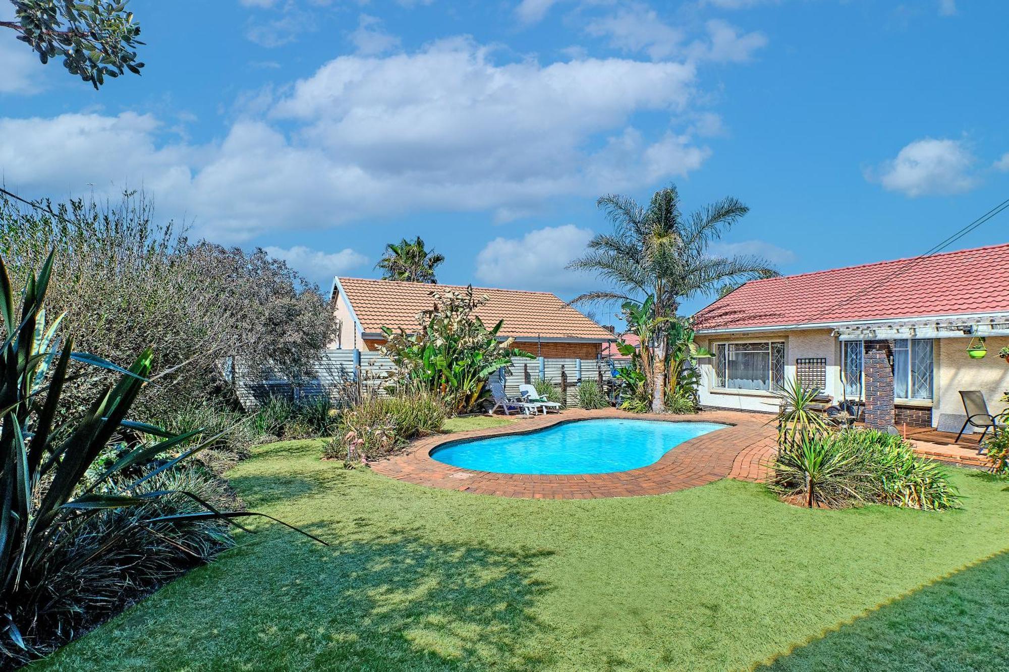 Large 1 Bedroom Cottage, 15 Min From Or Tambo Airport, With Backup Power And Water Germiston Eksteriør billede