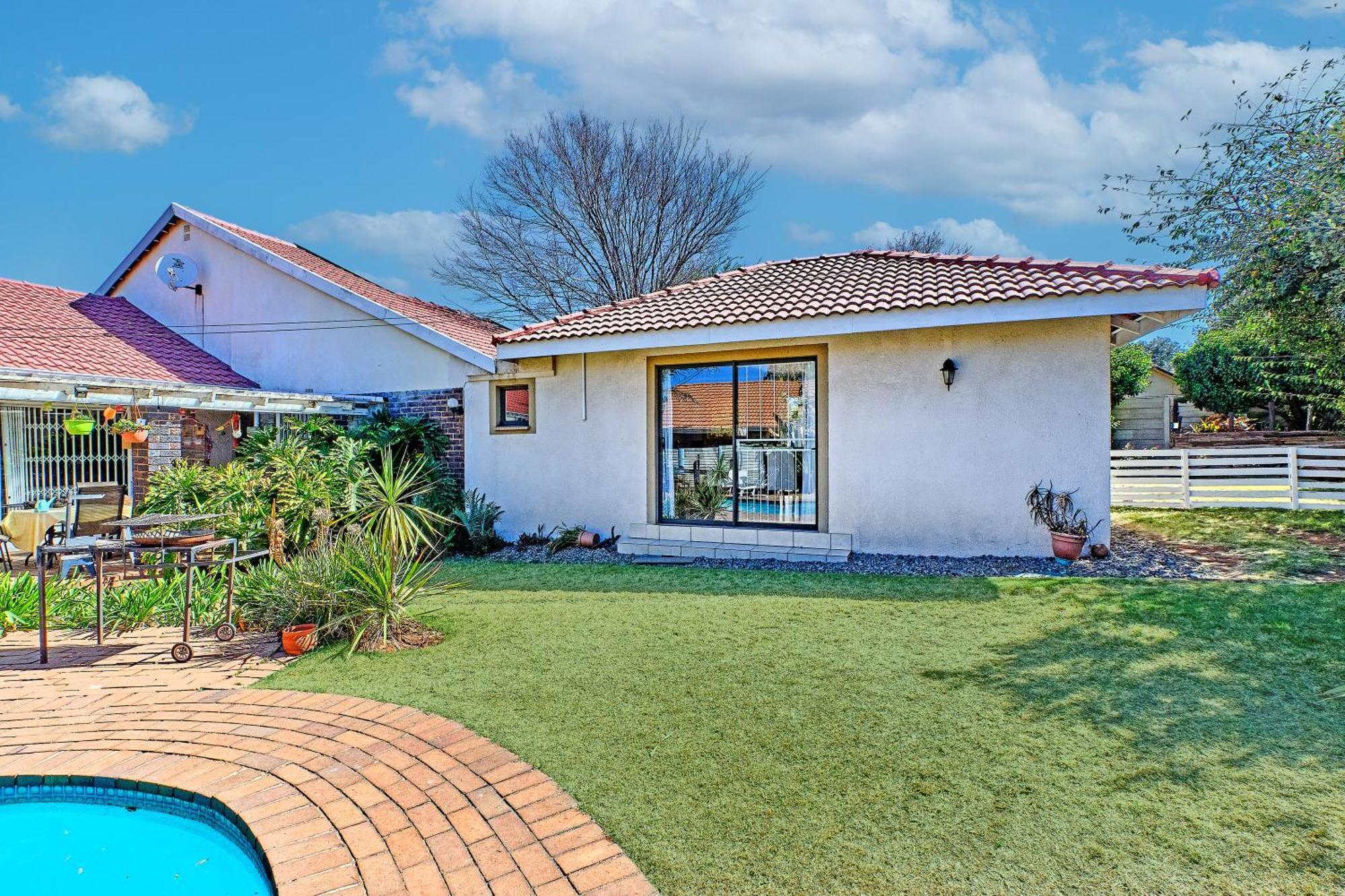 Large 1 Bedroom Cottage, 15 Min From Or Tambo Airport, With Backup Power And Water Germiston Eksteriør billede